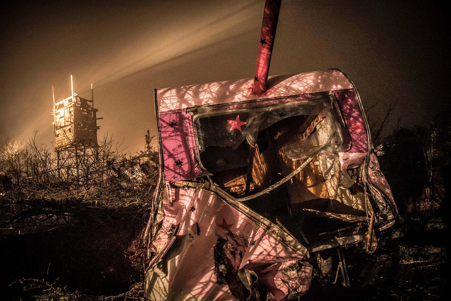 jean claude MOSCHETTI/REA - Debut des expulsions sur la ZAD de NDDL - Arrivee de nuit des forces de l'ordre sur l'ex route des chicanes. Les gendarmes aide de vehicules blindes degagent les barricade en feu inst... - protected by IMATAG