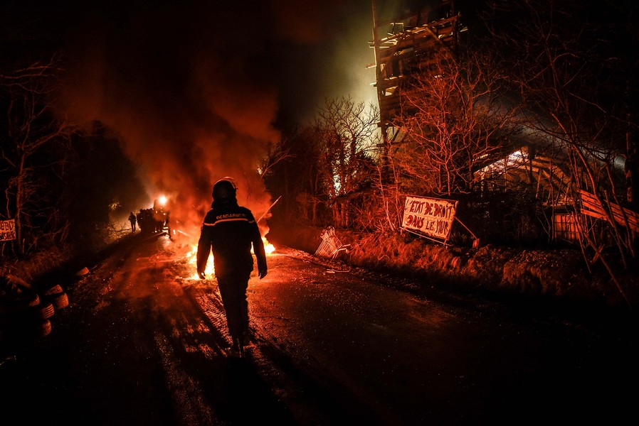 jean claude MOSCHETTI/REA - Debut des expulsions sur la ZAD de NDDL - Arrivee de nuit des forces de l'ordre sur l'ex route des chicanes. Les gendarmes aide de vehicules blindes degagent les barricade en feu inst... - protected by IMATAG