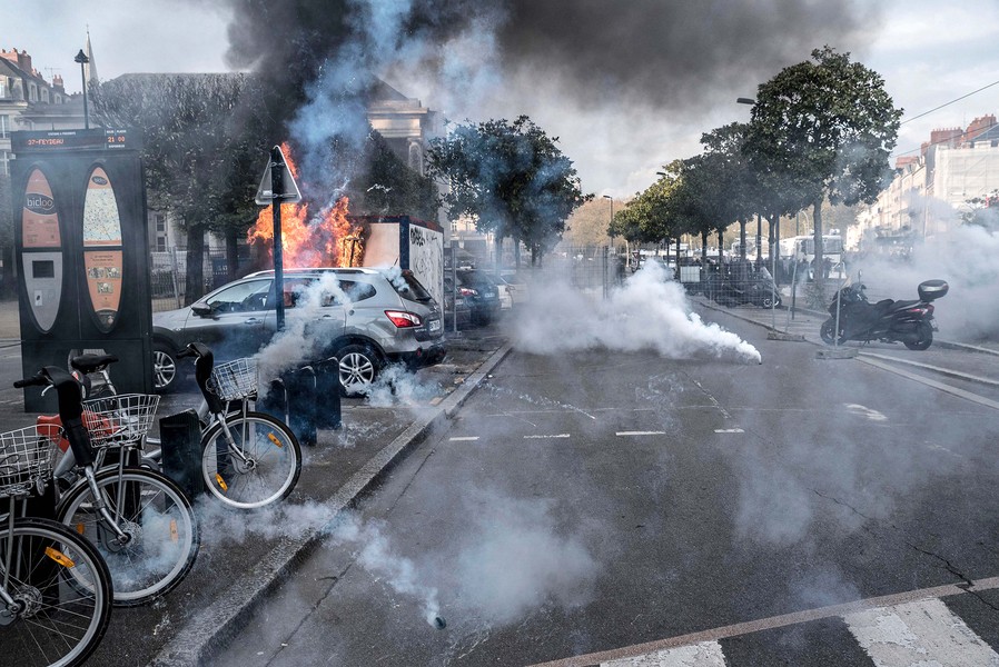 jean claude MOSCHETTI/REA - Manifestation de soutient a la ZAD de Notre Dame des Landes - Manifestation de soutient a la ZAD de Notre Dame des Landes et contre les expulsions.
Le centre ville de nantes noye dans les gaz lacrymogene. - protected by IMATAG