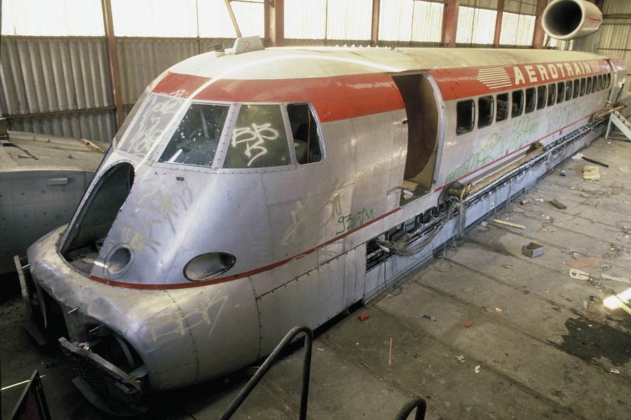 JPPorcher - aerotrain - FRANCE (Chevilly)
12/1990
Aérotrain I-80 HV prototype
Prototype de Aerotrain 1.80 HV dans le hangar abandonne de la plateforme de Chevilly.
L... - protected by IMATAG
