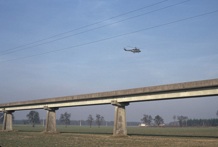 JPPorcher - aerotrain - FRANCE (Chevilly)
02/1991
La voie d'essai de l'aerotrain d'Orleans est une ligne experimentale de transport guide de type monorail, construit... - protected by IMATAG