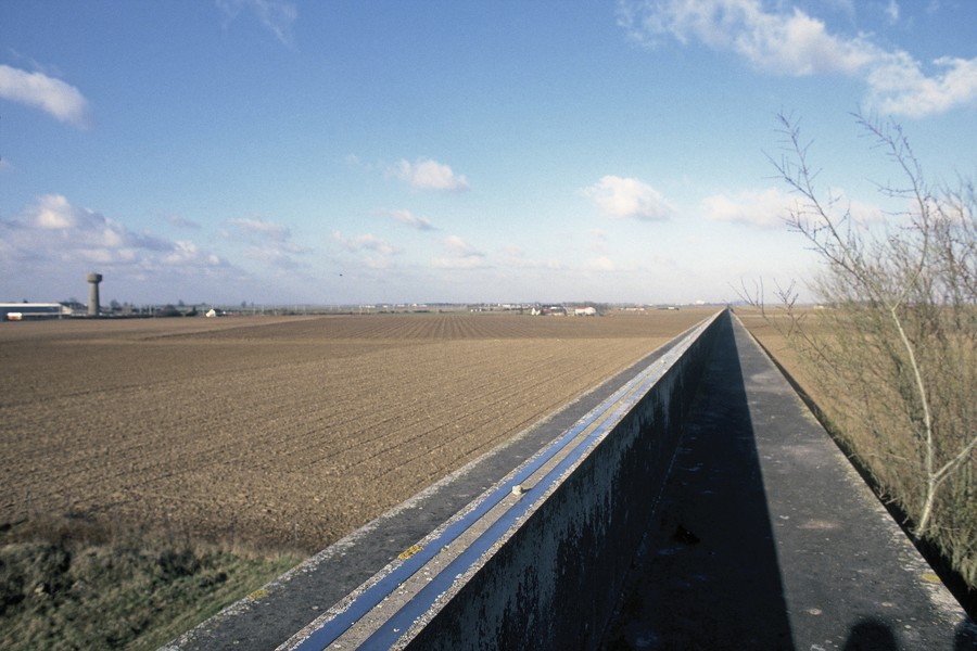 JPPorcher - aerotrain - FRANCE (Chevilly)
02/1991
Voie de guidage en T inversé de l'Aerotrain.
La voie d'essai de l'aerotrain d'Orleans est une ligne experimentale d... - protected by IMATAG