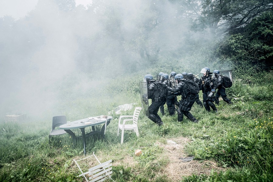 jean claude MOSCHETTI/REA - Reprise des evacuations a Notre Dame des Landes - Nouvelle vague d’expulsions sur la ZAD de Notre-Dame-des-Landes.
Les gendarmes Mobiles investisent la ZAD afin de detruires des cabanes co... - protected by IMATAG