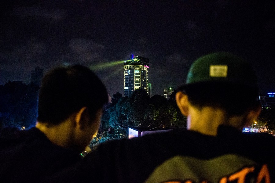 Martin BERTRAND - VIETNAM - HO-CHI-MINH CITY - SKATEBOARD
VIETNAM - HO-CHI-MINH VILLE - SKATEBOARD - VIETNAM - HO-CHI-MINH CITY - SKATEBOARD. Report about young people who practice skateboarding in Ho Chi Minh City, the economic capital of Vi... - protected by IMATAG